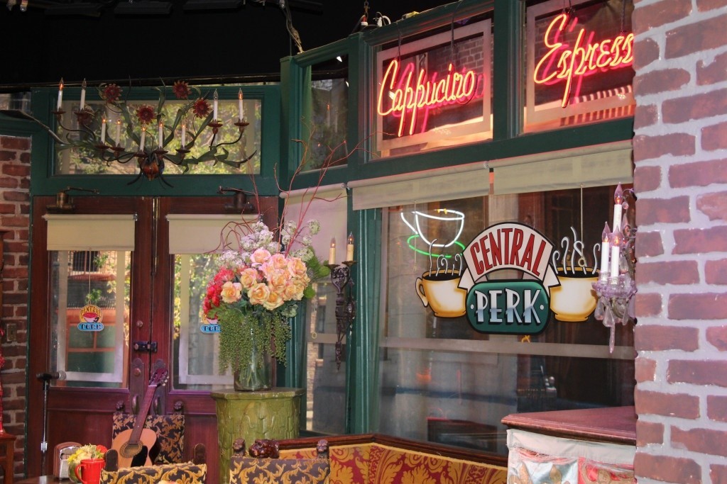Kultovní seriál Přátele a kavárna Central Perk charakterizují druhou kávovou vlnu: zájem o kávu a její konzumace ve společnosti.
