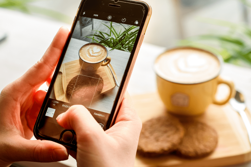 Foceníšálku kávy na instagram pro online marketing kavárny