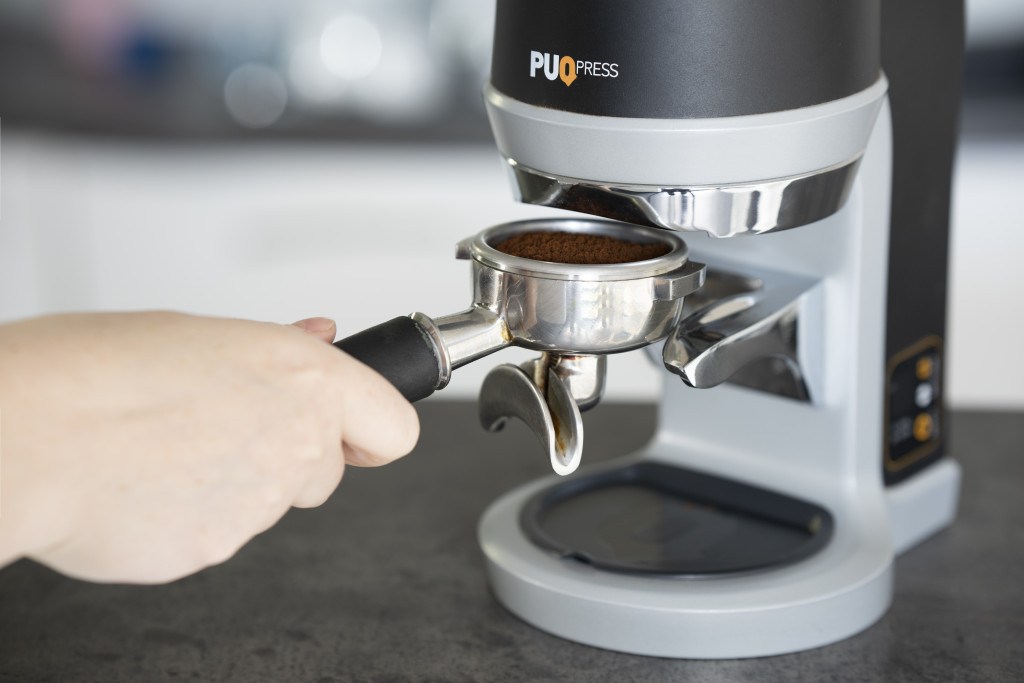 automatický tamper na kávu puqpress