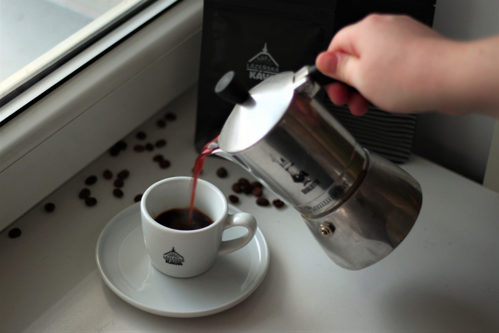 espresso šálek s kávou z moka konvičky bialetti