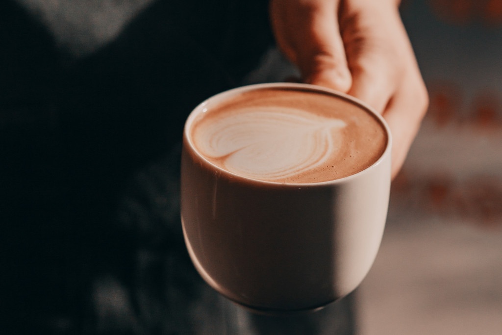 cappuccino s latte art z rostlinného mléka