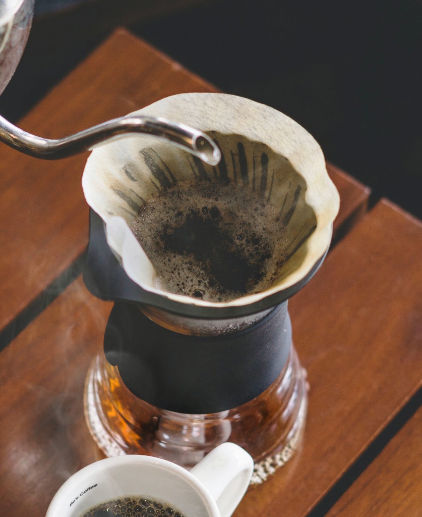příprava filtrované kávy ve skleněném Hario V60 drip decanteru