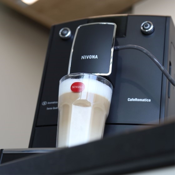 Automatický kávovar zvládne sám připravit mléčné kávové nápoje jako oblíbené latté či cappuccino.
