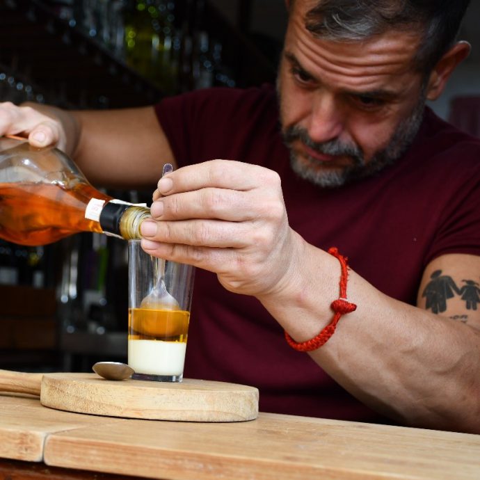 Barraquito, tradiční kávový nápoj z Tenerife, servírovaný v sklenici.