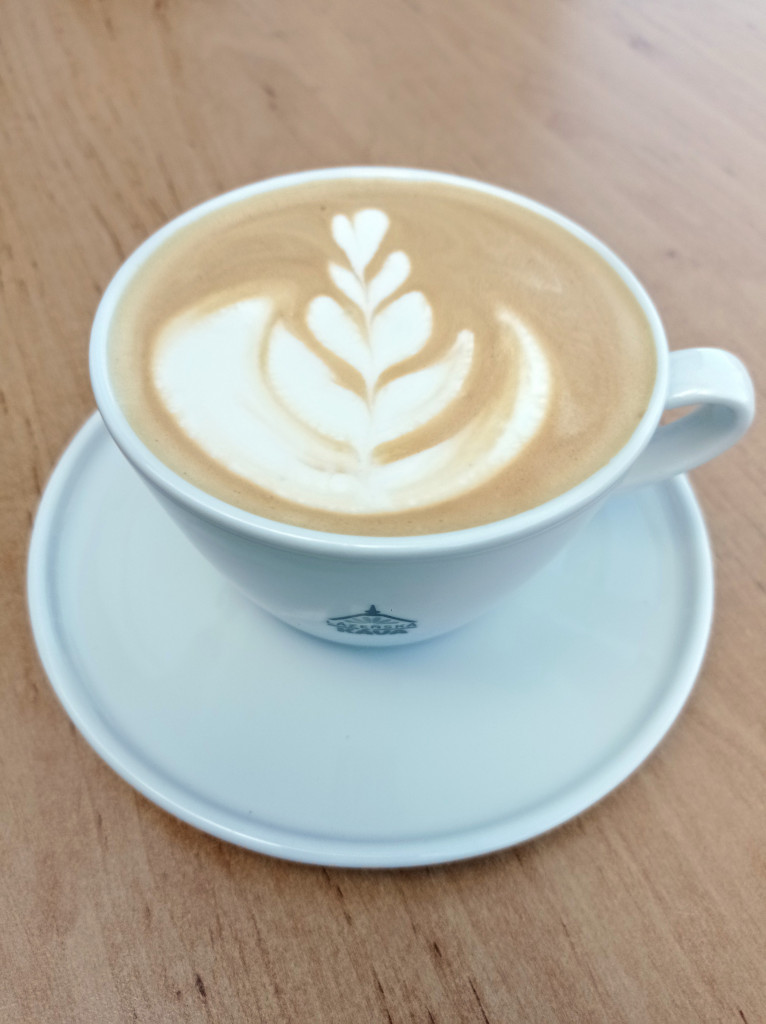 caffe latte s obrázkem na hladině v šálku lázeňská káva