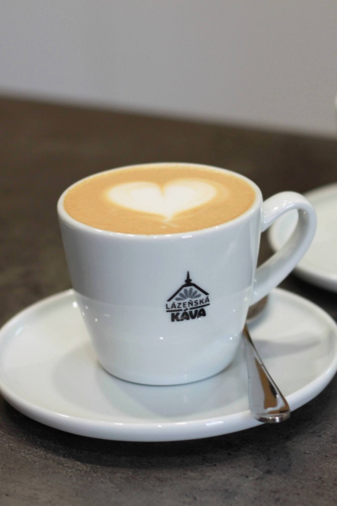 cappuccino s latte art v šálku lázeňská káva