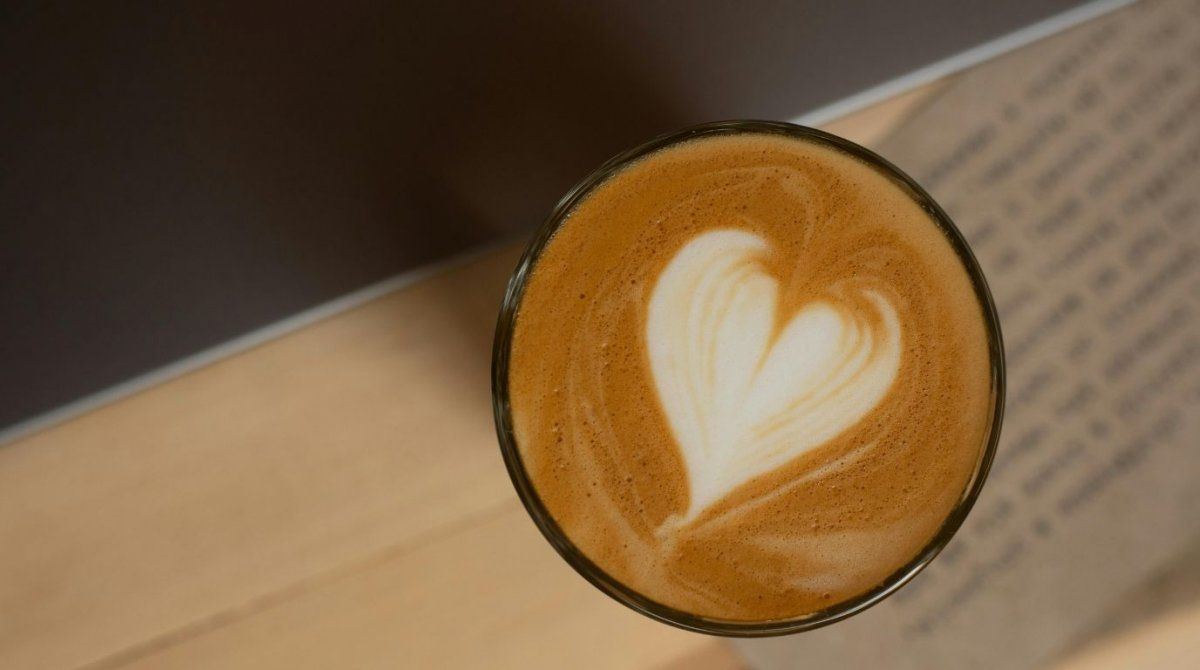 flat white káva ve skleničce