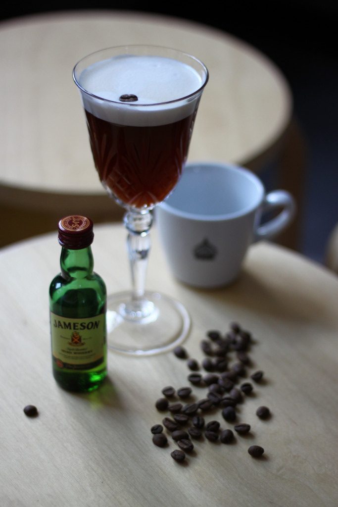 Originální Irská káva z filtrované kávy a jemně šlehanou smetanou