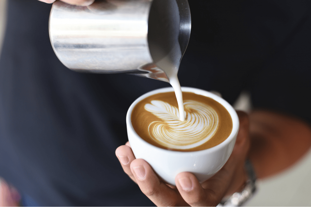 Cafe latte s latte art roseta