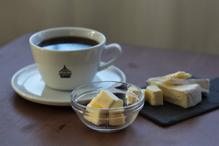 lázeňská káva s máslem nebo sýrem