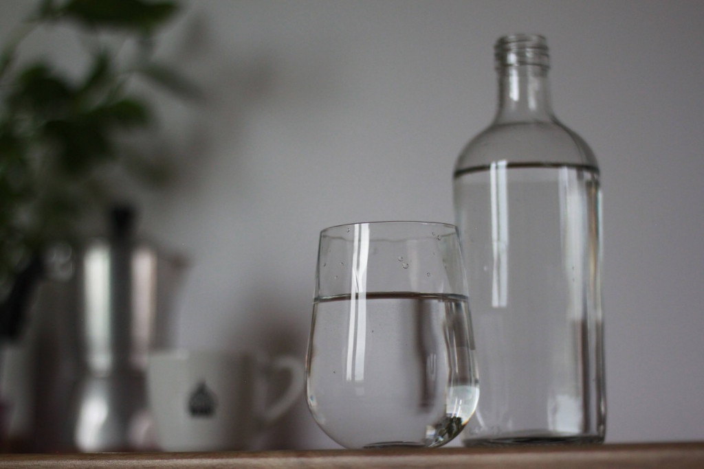 sklenice a láhev s vodou přichystané pro správnou přípravu kávy