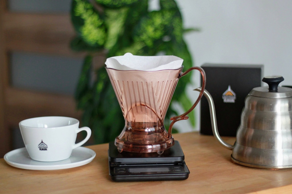 přístroj pro přípravu filtrované kávy - plastový clever dripper neboli chytráček, šálek na kávu Lázešnká káva a stříbrná konvice s husím krkem