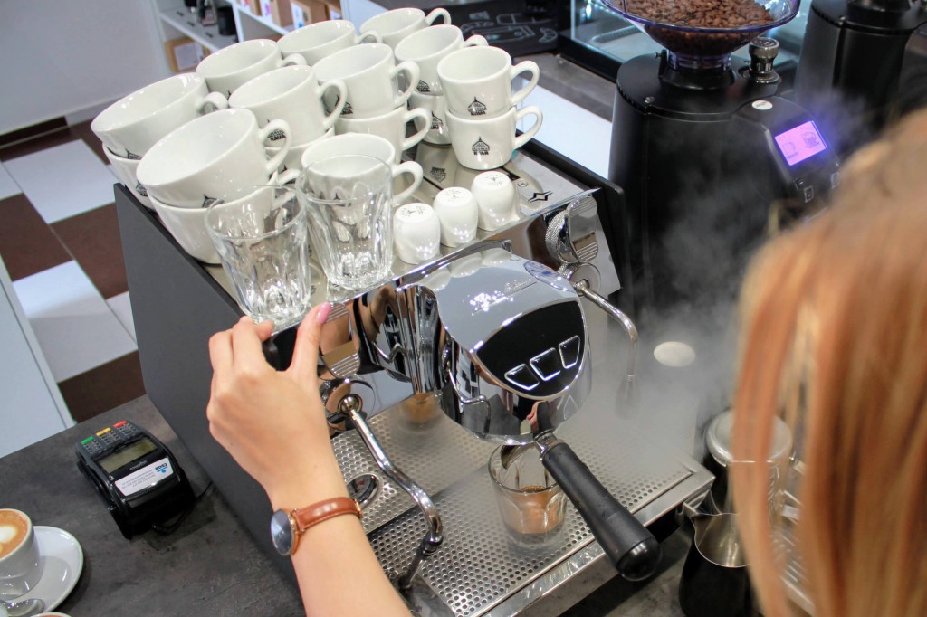 příprava espressa na jednopákovém kávovaru Victoria Arduino