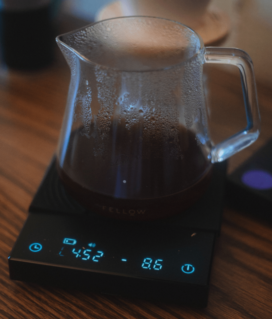 černá baristická váha Timemore Single Sensor se skleněným serverem s filtrovanou kávou
