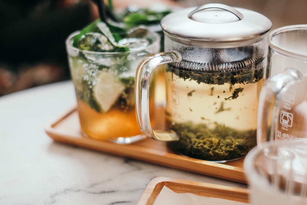 servírování sypáného čaje ve skleněném frenchpressu