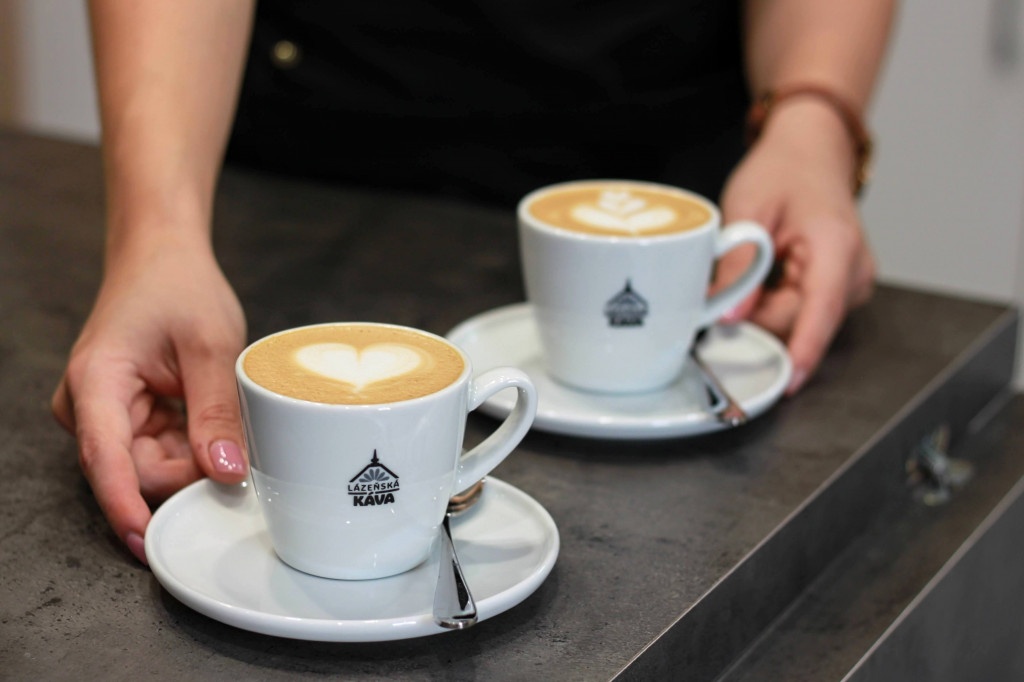 dvě cappuccina v bílých šálcích Lázeňská káva