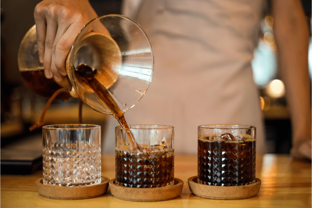 skleničky s filtrovanou kávou