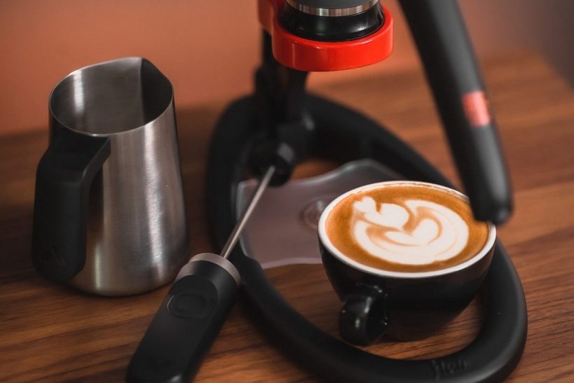 latte art s flair espresso maker a šlehačem mléka subminimal nanofoamer