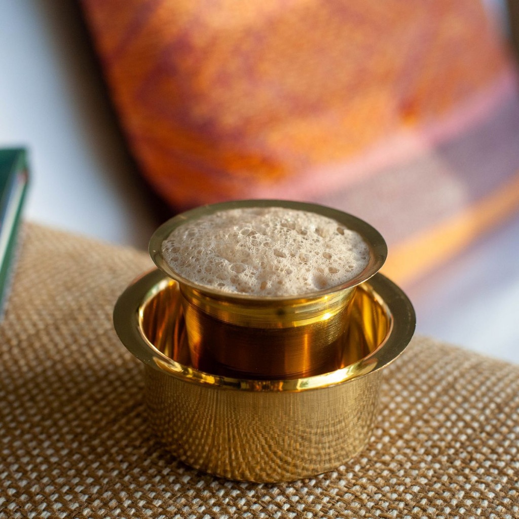 indická filtrovaná káva v zlatém šálku