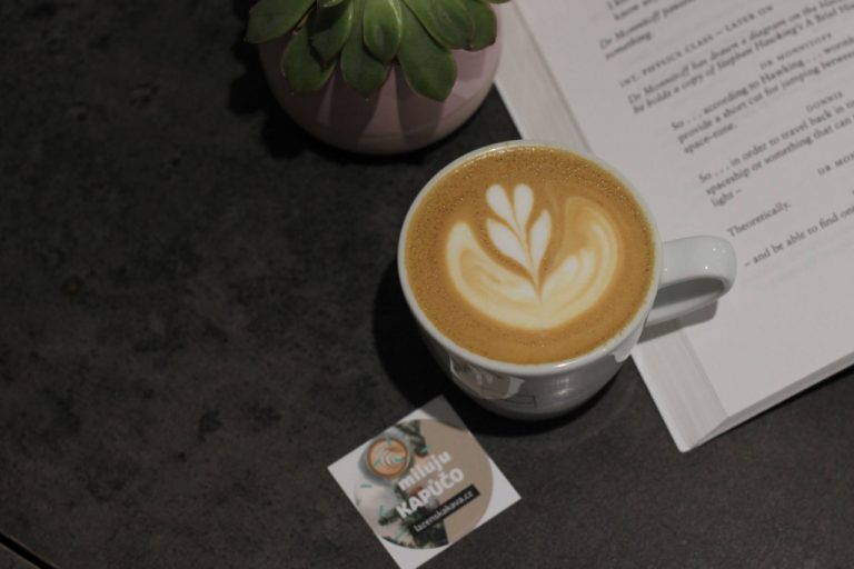 cappuccino s knihou a samolepkou Lázeňská káva