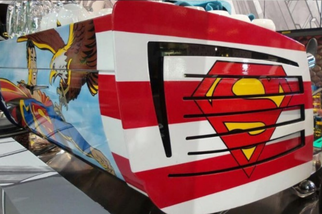 Profesionální kávovar Victoria Arduino v designu Superman