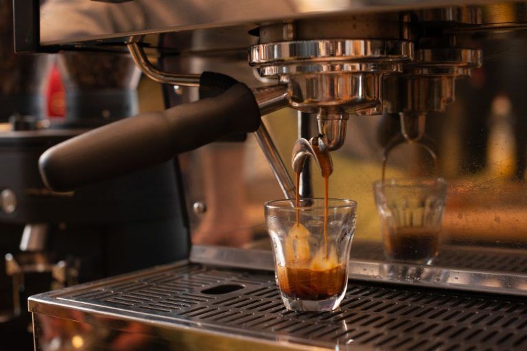 Dvojité espresso v šálku na přípravu kávy, ilustrace k blogovému článku o doppio.