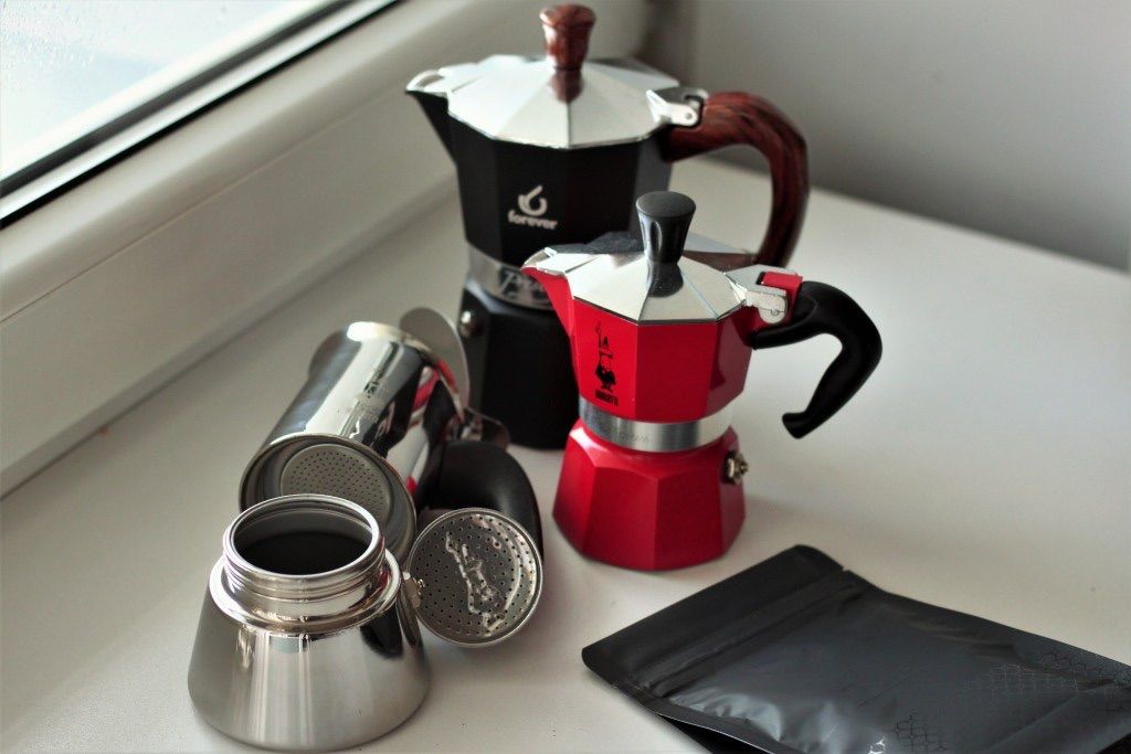 tři moka konvičky, jedna z toho rozložená