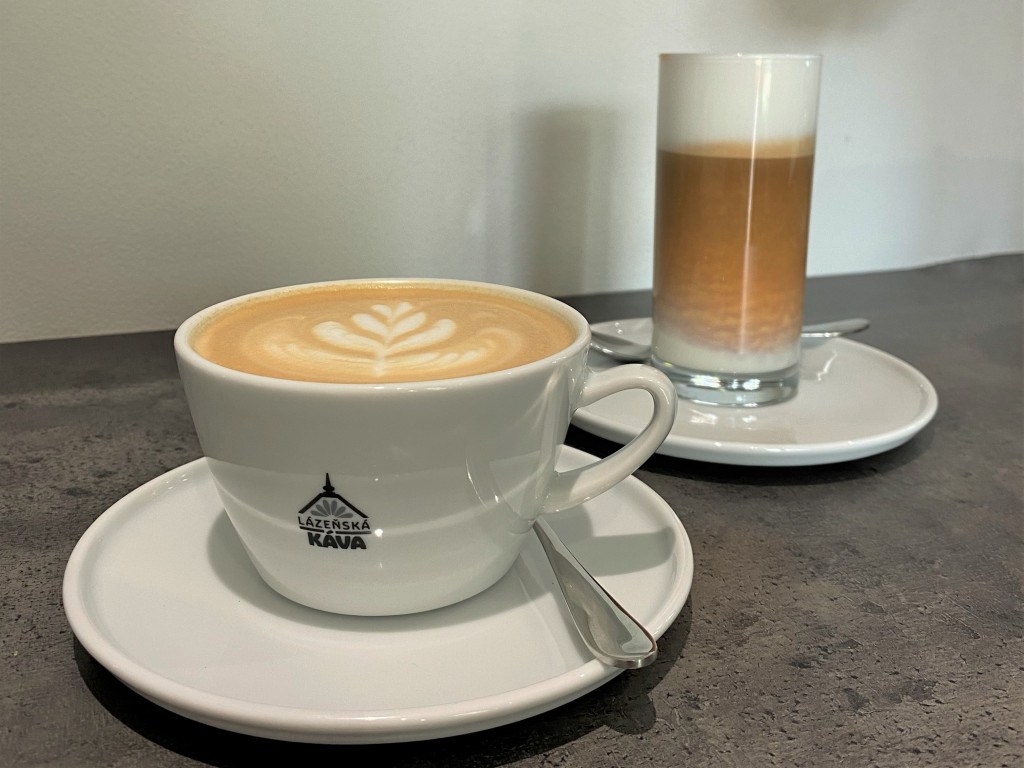 latte macchiato vs caffe latte v šálku pražírny lázeňská káva