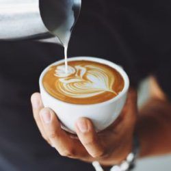 příprava latte artu v našem baristickém kurzu