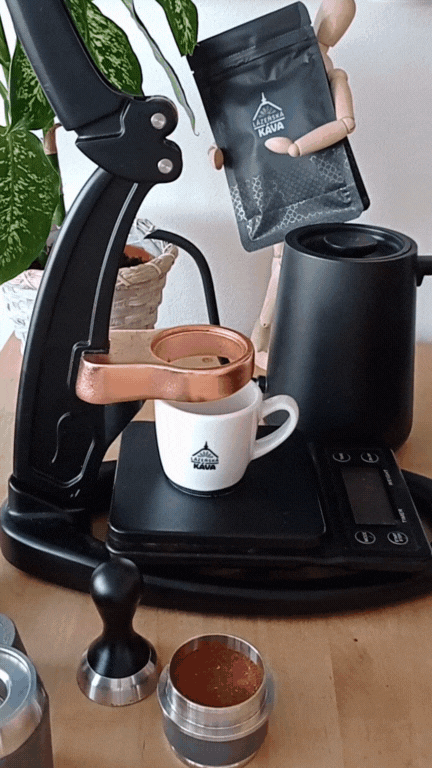 příprava Flair kávovaru na extrakci espressa