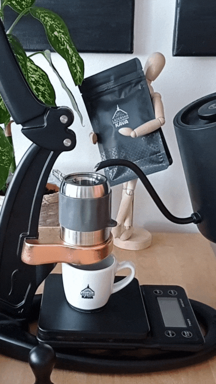nalévání vody do kávovaru Flair espresso