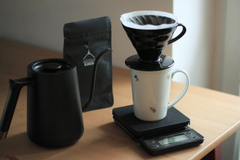 Příprava kávy v dripperu Hario V60