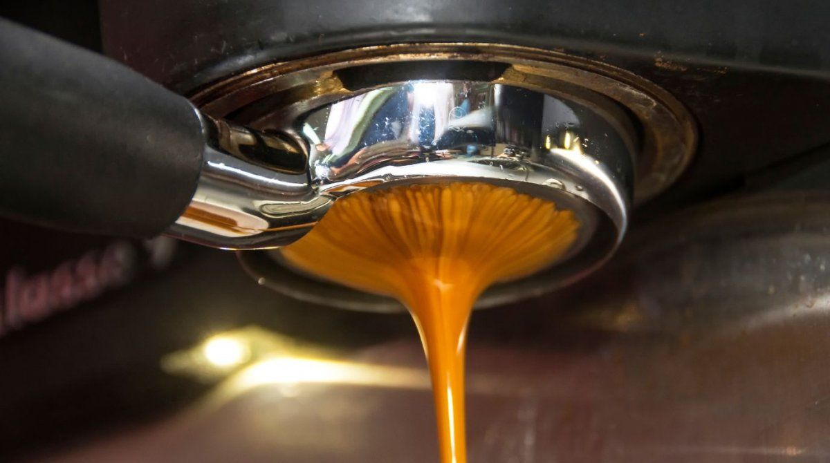 espresso-125 Piccolo vytékající z naked páky kávovaru.