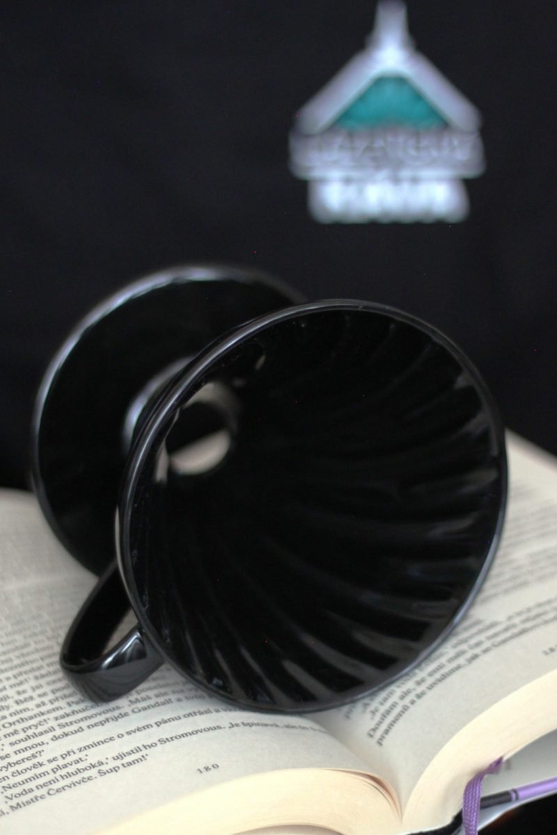 černý dripper na kávu Hario V60 Kasuya