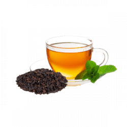 černý čaj ve skleněném hrníčku