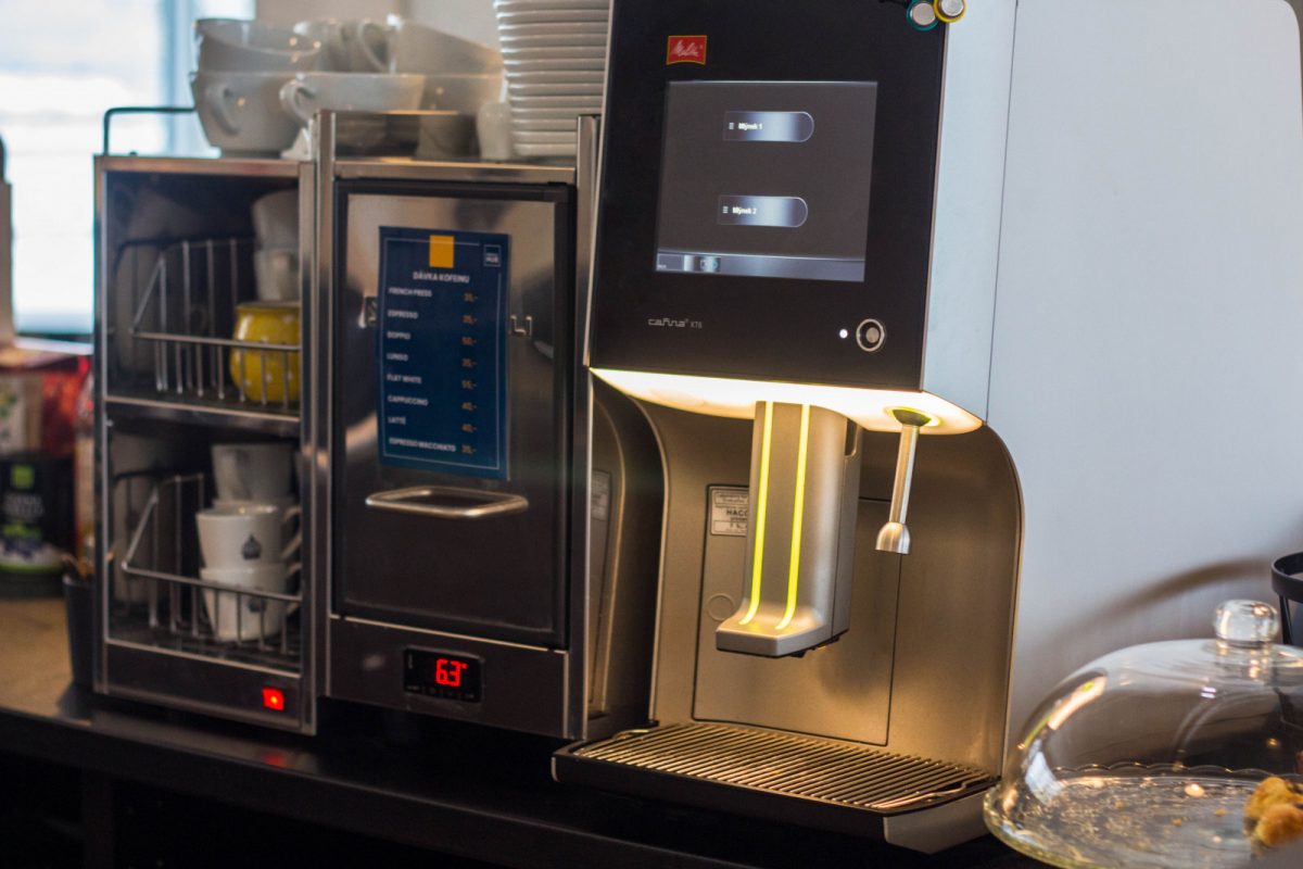 Automatický kávovar Melitta s lednicí a nahřívačem šálků.