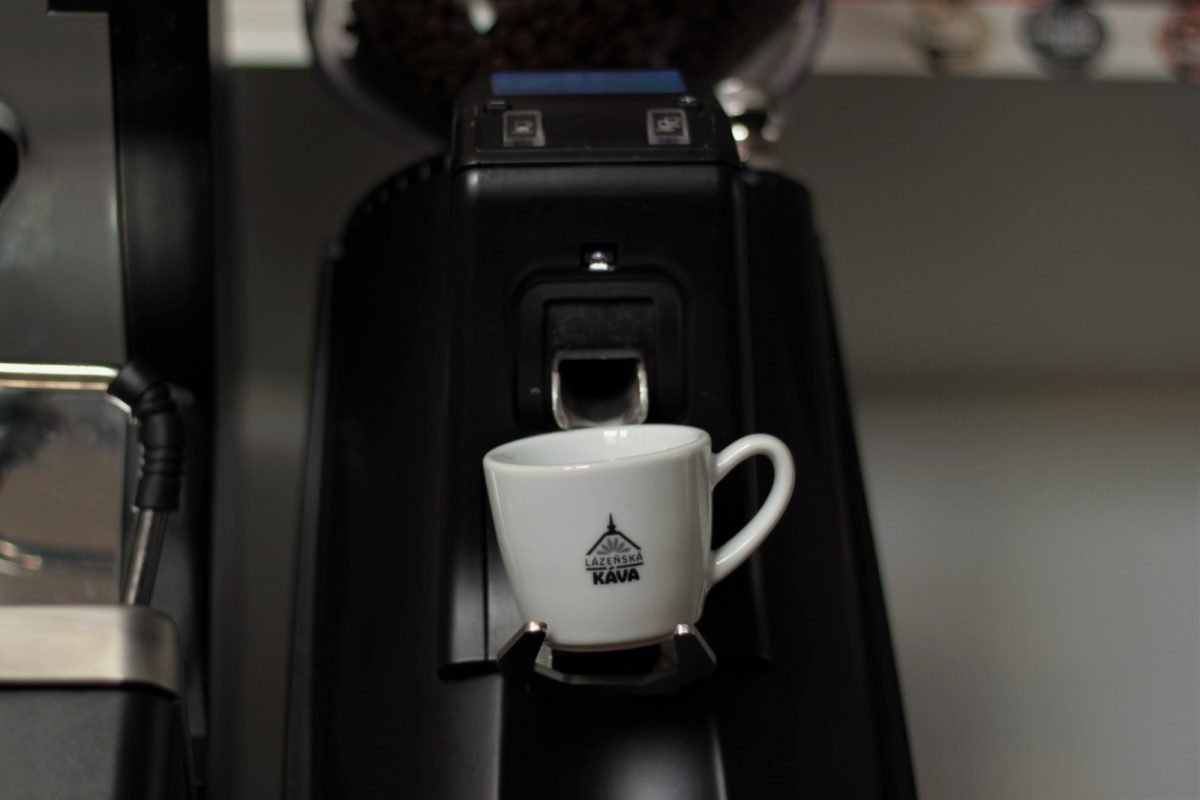 Mlýnek na kávu a šálek Lázeňská káva