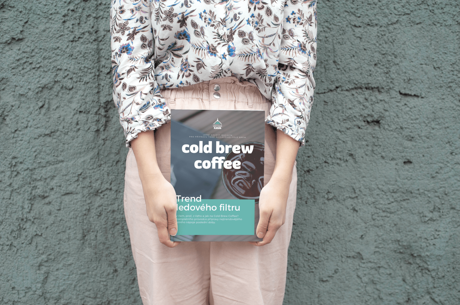žena drží Cold Brew magazín Lázeňské kávy