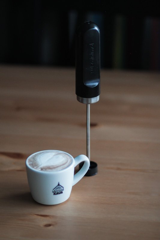 ruční napěňovač NanoFoamer V2 s vytvořeným latte art