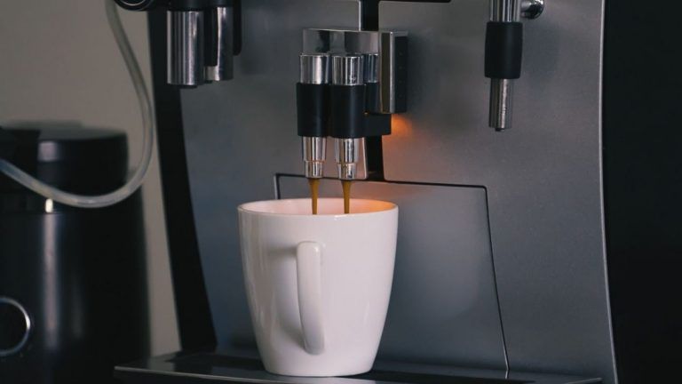 Příprava kávy v automatickém kávovaru, aneb proč to nedělat.