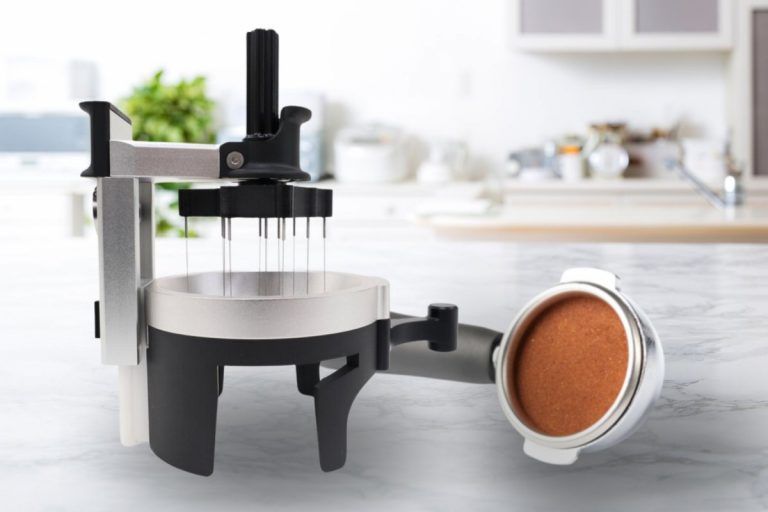 Espresso s portafiltrem a nástrojem AutoComb, použité pro zlepšení kvality kávy.