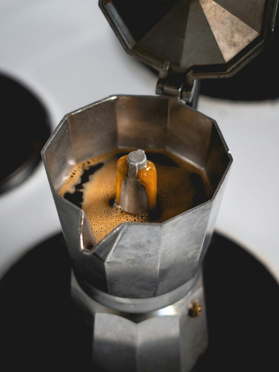 Extrakce kávy v moka konvičce.