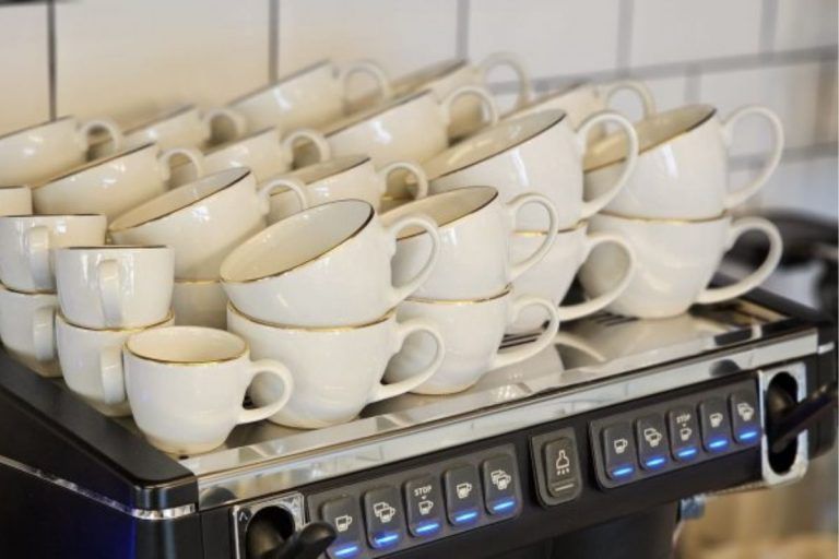 Šálky a hrnky na kávu. Kolik jich v kavárně potřebujete?
