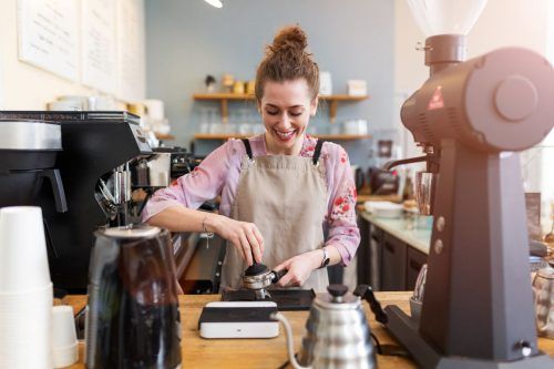 baristka při přípravě kávy espresso