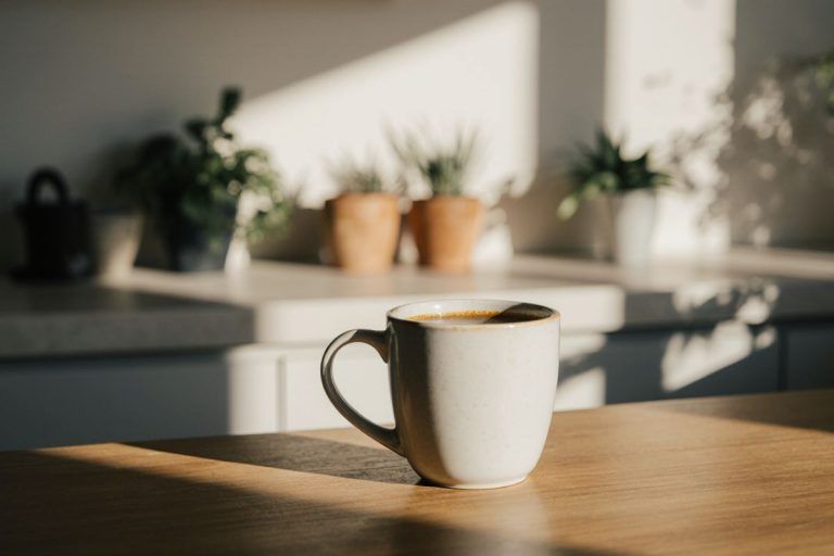 Ranní káva skutečně zlepšuje náladu, potvrdila rozsáhlá studie